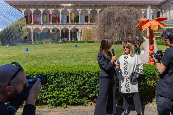 意大利 2023年4月17日 在设计周期间 在州立大学花园的Fuorisalone期间 采访了Interni杂志的主编Gilda Bojardi 图库图片