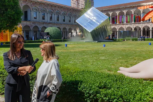 イタリア ミラン April 2023 デザインウィークの間に州立大学の庭のフオリサロネの間に インターニマガジンのディレクター ギルダ バカルディとのインタビュー ストック画像
