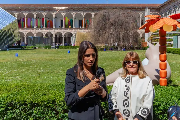 イタリア ミラン April 2023 デザインウィークの間に州立大学の庭のフオリサロネの間に インターニマガジンのディレクター ギルダ バカルディとのインタビュー ロイヤリティフリーのストック画像