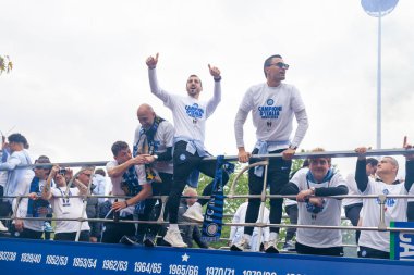 MILAN, ITALY - 28 Nisan 2024: FC Internazionale oyuncuları Serie A şampiyonası zaferi boyunca hayranlarıyla açık otobüste kutlama yaptılar