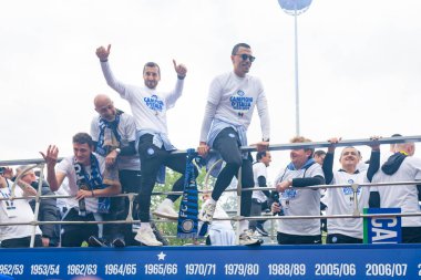 MILAN, ITALY - 28 Nisan 2024: FC Internazionale oyuncuları Serie A şampiyonası zaferi boyunca hayranlarıyla açık otobüste kutlama yaptılar