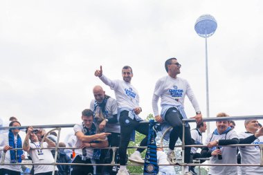 MILAN, ITALY - 28 Nisan 2024: FC Internazionale oyuncuları Serie A şampiyonası zaferi boyunca hayranlarıyla açık otobüste kutlama yaptılar