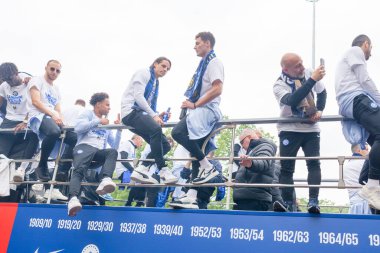 MILAN, ITALY - 28 Nisan 2024: FC Internazionale oyuncuları Serie A şampiyonası zaferi boyunca hayranlarıyla açık otobüste kutlama yaptılar