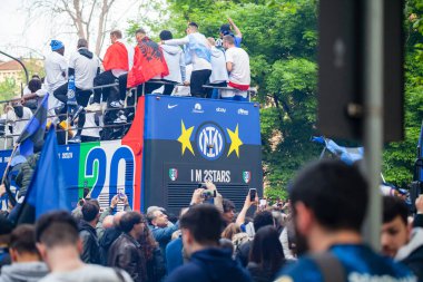 MILAN, ITALY - 28 Nisan 2024: FC Internazionale oyuncuları Serie A şampiyonası zaferi boyunca hayranlarıyla açık otobüste kutlama yaptılar