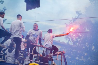 MILAN, ITALY - 28 Nisan 2024: FC Internazionale oyuncuları Serie A şampiyonası zaferi boyunca hayranlarıyla açık otobüste kutlama yaptılar