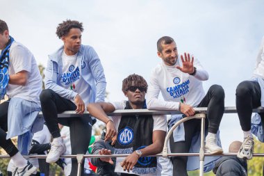 MILAN, ITALY - 28 Nisan 2024: FC Internazionale oyuncuları Serie A şampiyonası zaferi boyunca hayranlarıyla açık otobüste kutlama yaptılar