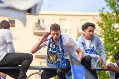 MILAN, ITALY - 28 Nisan 2024: FC Internazionale oyuncuları Serie A şampiyonası zaferi boyunca hayranlarıyla açık otobüste kutlama yaptılar