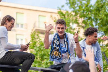 MILAN, ITALY - 28 Nisan 2024: FC Internazionale oyuncuları Serie A şampiyonası zaferi boyunca hayranlarıyla açık otobüste kutlama yaptılar