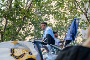 MILAN, ITALY - 28 Nisan 2024: FC Internazionale oyuncuları Serie A şampiyonası zaferi boyunca hayranlarıyla açık otobüste kutlama yaptılar