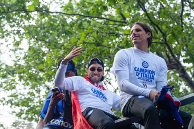 MILAN, ITALY - 28 Nisan 2024: FC Internazionale oyuncuları Serie A şampiyonası zaferi boyunca hayranlarıyla açık otobüste kutlama yaptılar