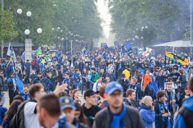 MILAN, ITALY - 28 Nisan 2024: FC Internazionale taraftarları kutlama ve zafer ulusal şampiyonluğu için düzenlenen geçit töreni sırasında kentin sokaklarını doldurarak kutladılar