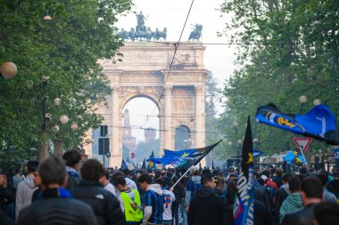 MILAN, ITALY - 28 Nisan 2024: FC Internazionale taraftarları kutlama ve zafer ulusal şampiyonluğu için düzenlenen geçit töreni sırasında kentin sokaklarını doldurarak kutladılar