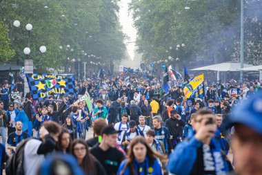 MILAN, ITALY - 28 Nisan 2024: FC Internazionale taraftarları kutlama ve zafer ulusal şampiyonluğu için düzenlenen geçit töreni sırasında kentin sokaklarını doldurarak kutladılar