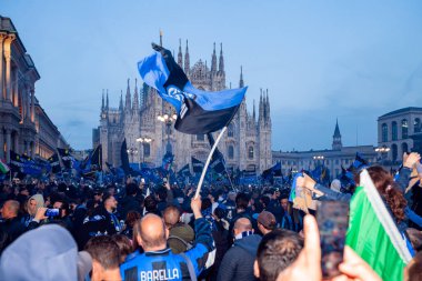 MILAN, ITALY - 28 Nisan 2024: FC Internazionale taraftarları kutlama sırasında Piazza del Duomo 'yu doldurarak kutladılar.