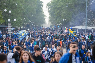 MILAN, ITALY - 28 Nisan 2024: FC Internazionale taraftarları kutlama ve zafer ulusal şampiyonluğu için düzenlenen geçit töreni sırasında kentin sokaklarını doldurarak kutladılar