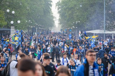 MILAN, ITALY - 28 Nisan 2024: FC Internazionale taraftarları kutlama ve zafer ulusal şampiyonluğu için düzenlenen geçit töreni sırasında kentin sokaklarını doldurarak kutladılar