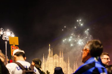 MILAN, ITALY - 28 Nisan 2024: FC Internazionale taraftarları kutlama sırasında Piazza del Duomo 'yu doldurarak kutladılar.