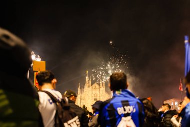 MILAN, ITALY - 28 Nisan 2024: FC Internazionale taraftarları kutlama sırasında Piazza del Duomo 'yu doldurarak kutladılar.