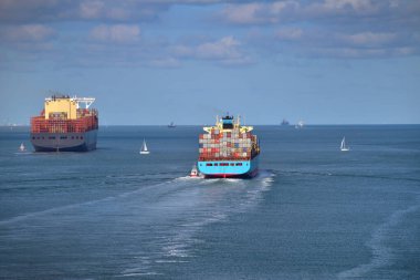 İki konteyner gemisi, iki pilot bot ve iki yelkenli tekne. Fotoğraf Antwerp, Belçika 'dan ayrılırken çekildi, Temmuz 2023.