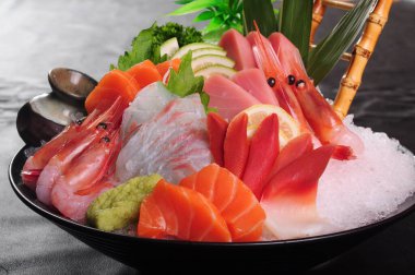 Sebzeli çiğ deniz yemeği 