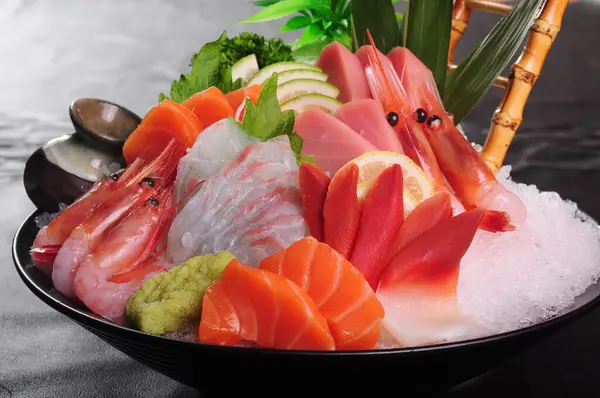 Sebzeli çiğ deniz yemeği 