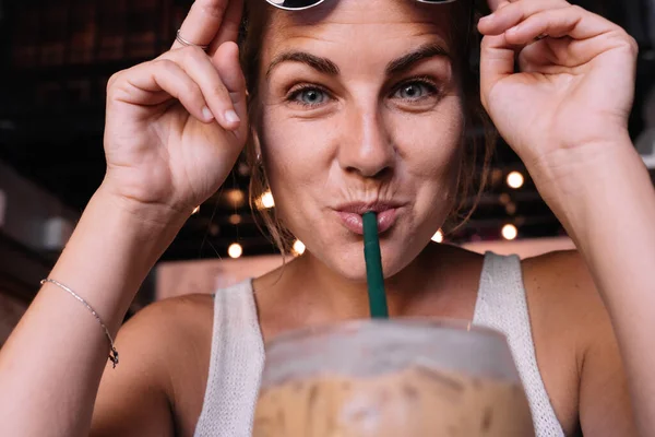 Close Portret Zabawnej Blondynki Pijącej Mrożoną Kawę Słomką — Zdjęcie stockowe