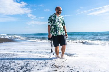 Sahilde yürüyen kameralı bir adamın fotokopi odası.