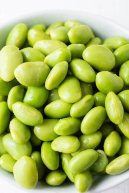 Makro beyaz kasedeki edamame fasulyelerine dikey yakın çekim
