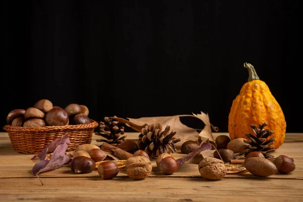 Szárított Gyümölcsök Közelsége Őszi Levelekkel Narancssárga Tök Fából Készült Asztalon — Stock Fotó