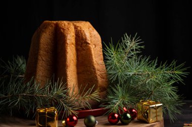 Pandoro pandoro kek yakın plan, Noel süslemesi, siyah arka plan, yatay