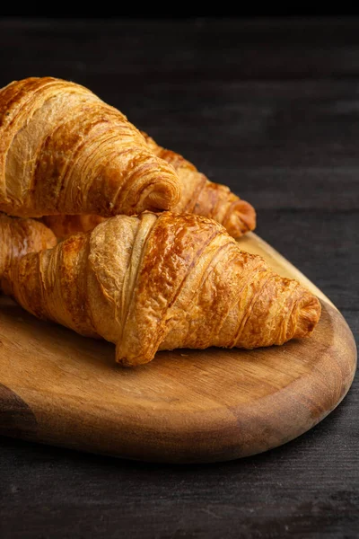 Top Kilátás Croissant Fedélzeten Sötét Asztal Függőleges Másolási Hely Stock Kép
