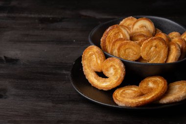 Siyah kasedeki poğaçaların üst görünümü karanlık masa üzerinde, seçici odak, yatay, kopyalama alanı ile