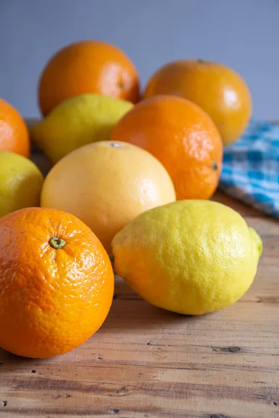 Draufsicht Auf Orangen Zitronen Und Grapefruits Auf Rustikalem Holztisch Mit — Stockfoto