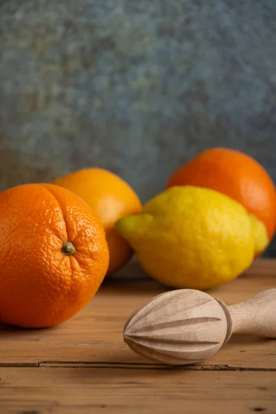 Nahaufnahme Von Orangen Und Zitronen Auf Rustikalem Tisch Mit Holzpresse — Stockfoto