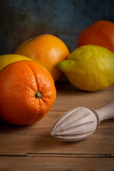 Draufsicht Auf Orangen Und Zitronen Auf Rustikalem Tisch Mit Holzpresse — Stockfoto