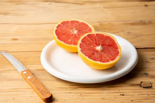Overhead View Split Red Grapefruit White Plate Wooden Table Knife — Stock Photo, Image