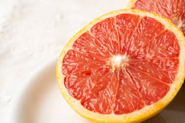 Macro Closeup Half Split Red Grapefruit White Plate Horizontal Copy — Stock Photo, Image