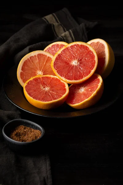 Draufsicht Auf Geschnittene Rote Grapefruits Mit Braunem Zucker Auf Teller — Stockfoto