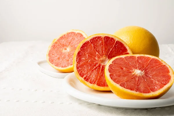 Ansicht Der Geschnittenen Roten Grapefruits Mit Selektivem Fokus Auf Weißer — Stockfoto