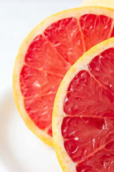 Macro Close Half Red Grapefruit Selective Focus White Background Vertical — Stock Photo, Image