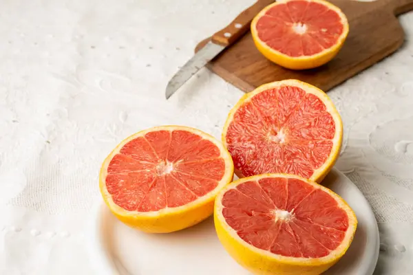 Top View Cut Red Grapefruits Plate Board Knife Selective Focus — Stock Photo, Image