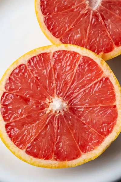 Macro Overhead View Cut Red Grapefruit White Plate Selective Focus — Stock Photo, Image