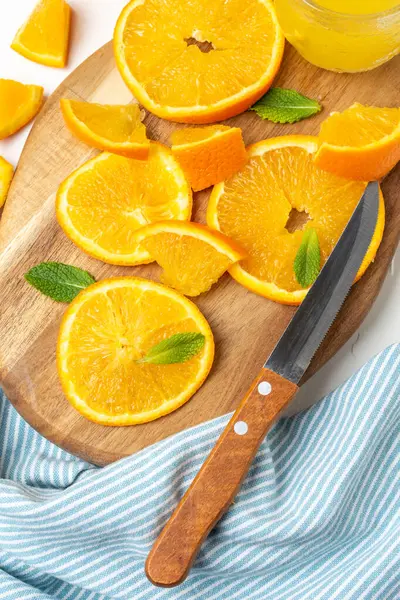 Nahaufnahme Von Orangenscheiben Und Stücken Mit Minze Und Messer Auf — Stockfoto