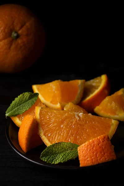 Blick Auf Orangefarbene Stücke Mit Minzblättern Auf Holztisch Und Orange — Stockfoto