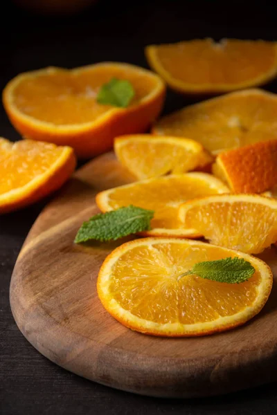 Ansicht Von Orangenscheiben Und Stücken Mit Minzblättern Auf Holzbrett Selektiver — Stockfoto