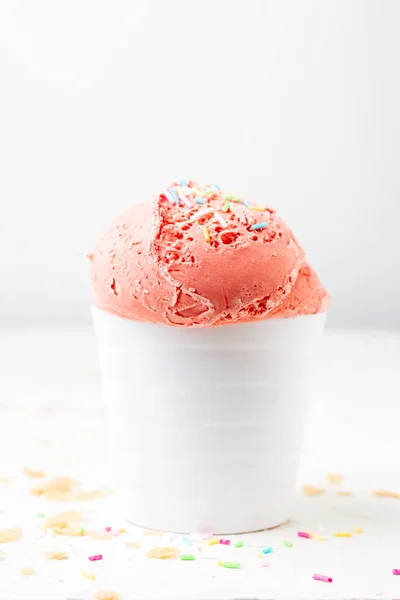 Close Strawberry Ice Cream White Bowl Table White Background Wafer — Stock Photo, Image