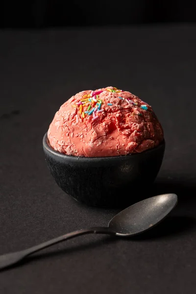 Top View Scoop Strawberry Ice Cream Black Bowl Spoon Selective — Stock Photo, Image
