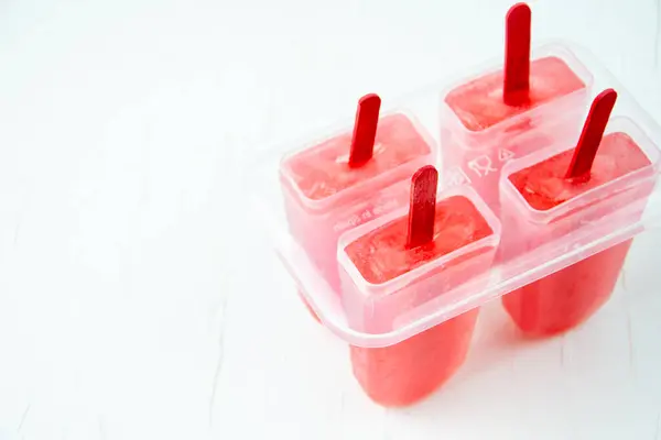 Ev yapımı karpuz şekerlemelerinin genel görünümü beyaz masa üzerinde, yatay ve kopyalama alanı ile kalıplı.