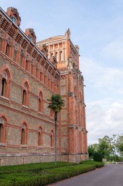 Domenech i Montaner 'in Pontifical Üniversitesi, Comillas, İspanya, Avrupa, 29 Ağustos 2023 dikey