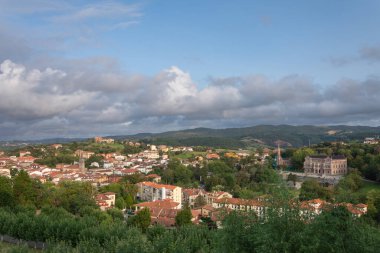 Sobrellano Sarayı ve panteon şapeli, Comillas, İspanya, Avrupa, 29 Ağustos 2023 yatay manzaralı şehir manzarası.